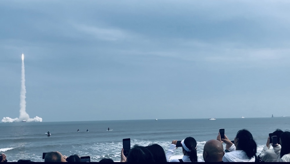 从脚手架到发射架！喀职院00后建筑生，在日照海上亲眼看火箭划破天空